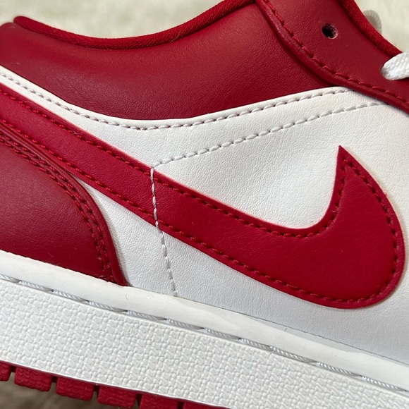 SIZE 8.5 MENS AIR JORDANS RETRO 1 LOW RED AND WHITE - Picture 2 of 8